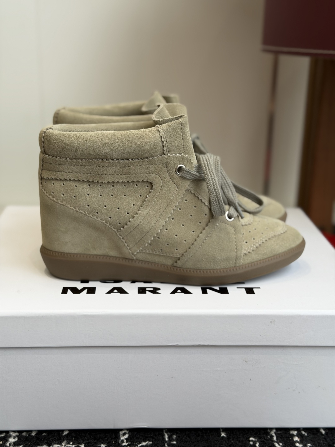 代购级 ISABEL MARANT 伊莎贝尔26ss款秋冬新款 高帮坡跟设计,非常显脚长,小腿曲线拉满,脚感特别舒适,随 代购级 ISABEL MARANT 伊莎贝尔26ss款秋冬新款 高帮坡跟设计,非常显脚长,小腿曲线拉满,脚感特别舒适,随