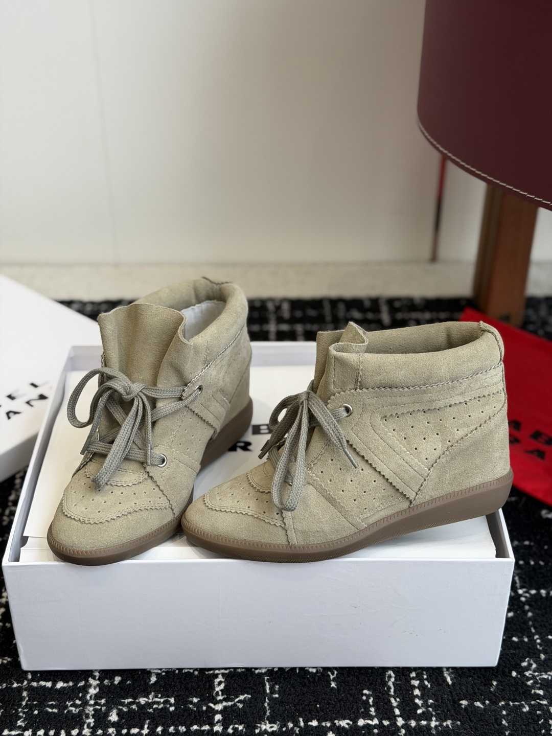 代购级 ISABEL MARANT 伊莎贝尔26ss款秋冬新款 高帮坡跟设计,非常显脚长,小腿曲线拉满,脚感特别舒适,随 代购级 ISABEL MARANT 伊莎贝尔26ss款秋冬新款 高帮坡跟设计,非常显脚长,小腿曲线拉满,脚感特别舒适,随