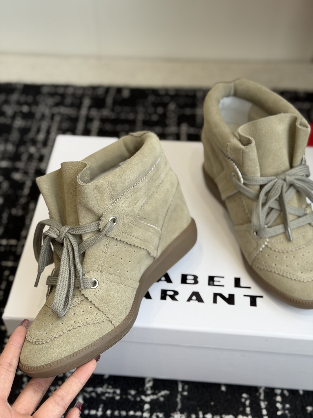 代购级 ISABEL MARANT 伊莎贝尔26ss款秋冬新款 高帮坡跟设计,非常显脚长,小腿曲线拉满,脚感特别舒适,随 代购级 ISABEL MARANT 伊莎贝尔26ss款秋冬新款 高帮坡跟设计,非常显脚长,小腿曲线拉满,脚感特别舒适,随