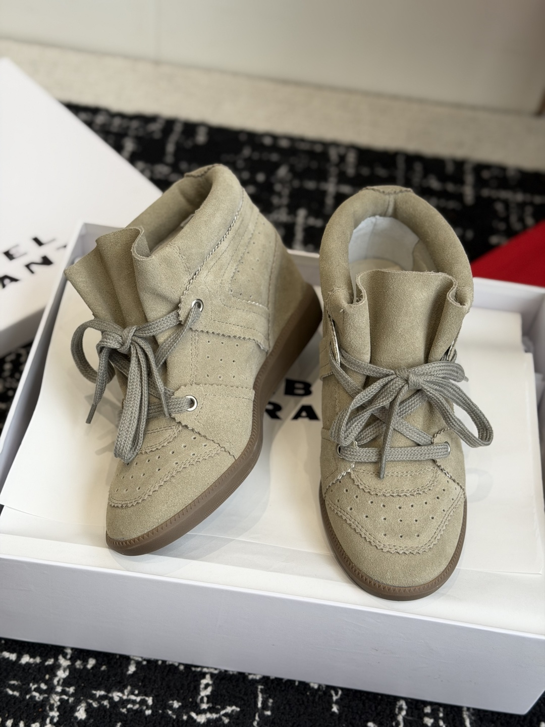 代购级 ISABEL MARANT 伊莎贝尔26ss款秋冬新款 高帮坡跟设计,非常显脚长,小腿曲线拉满,脚感特别舒适,随 代购级 ISABEL MARANT 伊莎贝尔26ss款秋冬新款 高帮坡跟设计,非常显脚长,小腿曲线拉满,脚感特别舒适,随