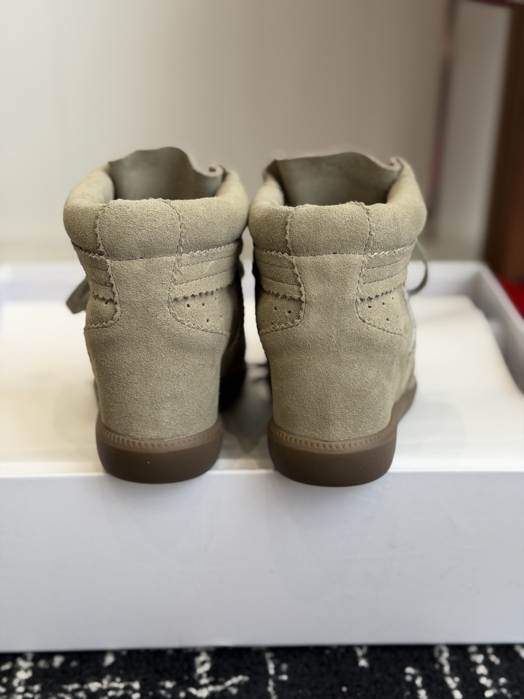 代购级 ISABEL MARANT 伊莎贝尔26ss款秋冬新款 高帮坡跟设计,非常显脚长,小腿曲线拉满,脚感特别舒适,随 代购级 ISABEL MARANT 伊莎贝尔26ss款秋冬新款 高帮坡跟设计,非常显脚长,小腿曲线拉满,脚感特别舒适,随
