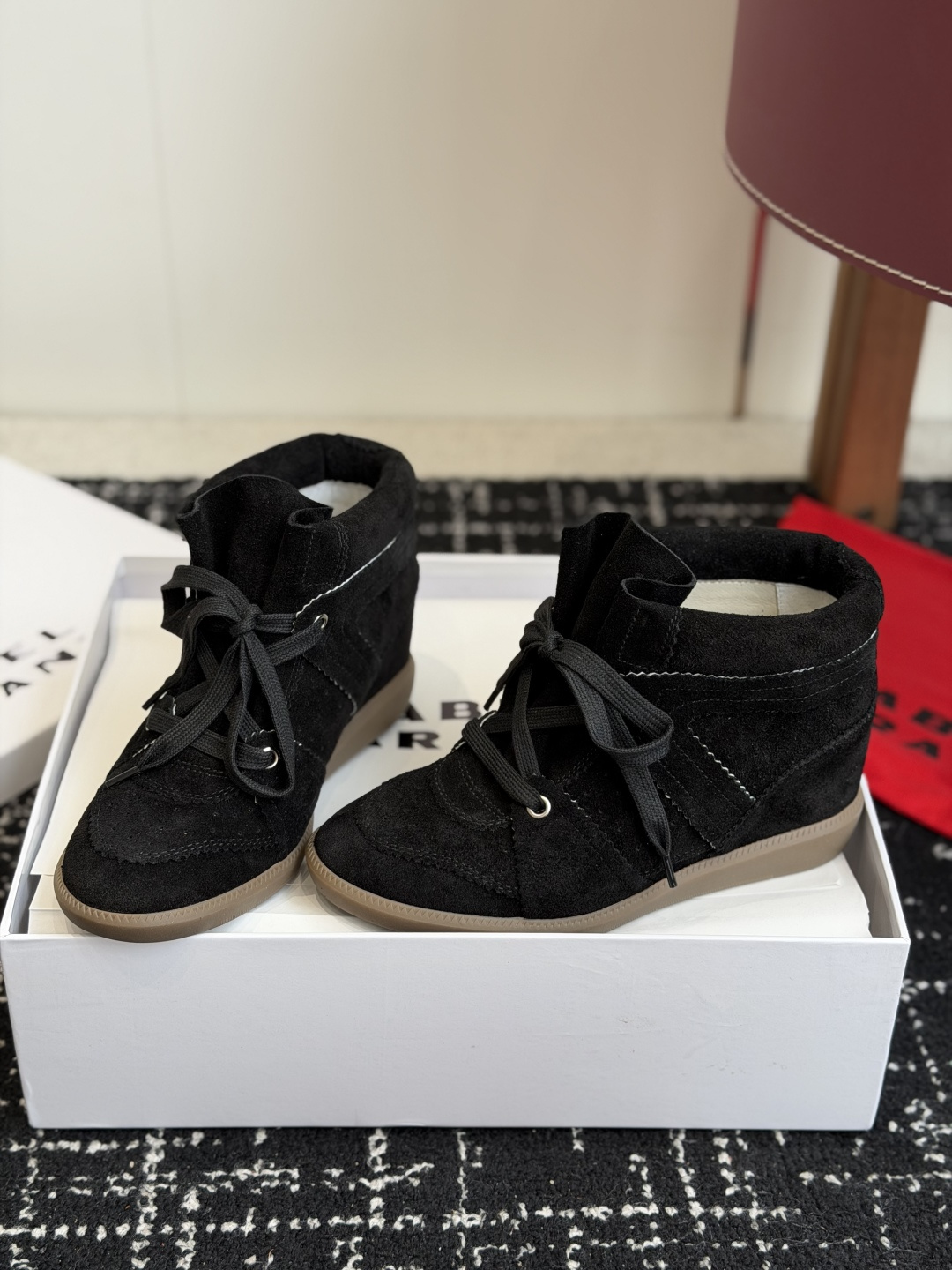代购级 ISABEL MARANT 伊莎贝尔26ss款秋冬新款 高帮坡跟设计,非常显脚长,小腿曲线拉满,脚感特别舒适,随 代购级 ISABEL MARANT 伊莎贝尔26ss款秋冬新款 高帮坡跟设计,非常显脚长,小腿曲线拉满,脚感特别舒适,随