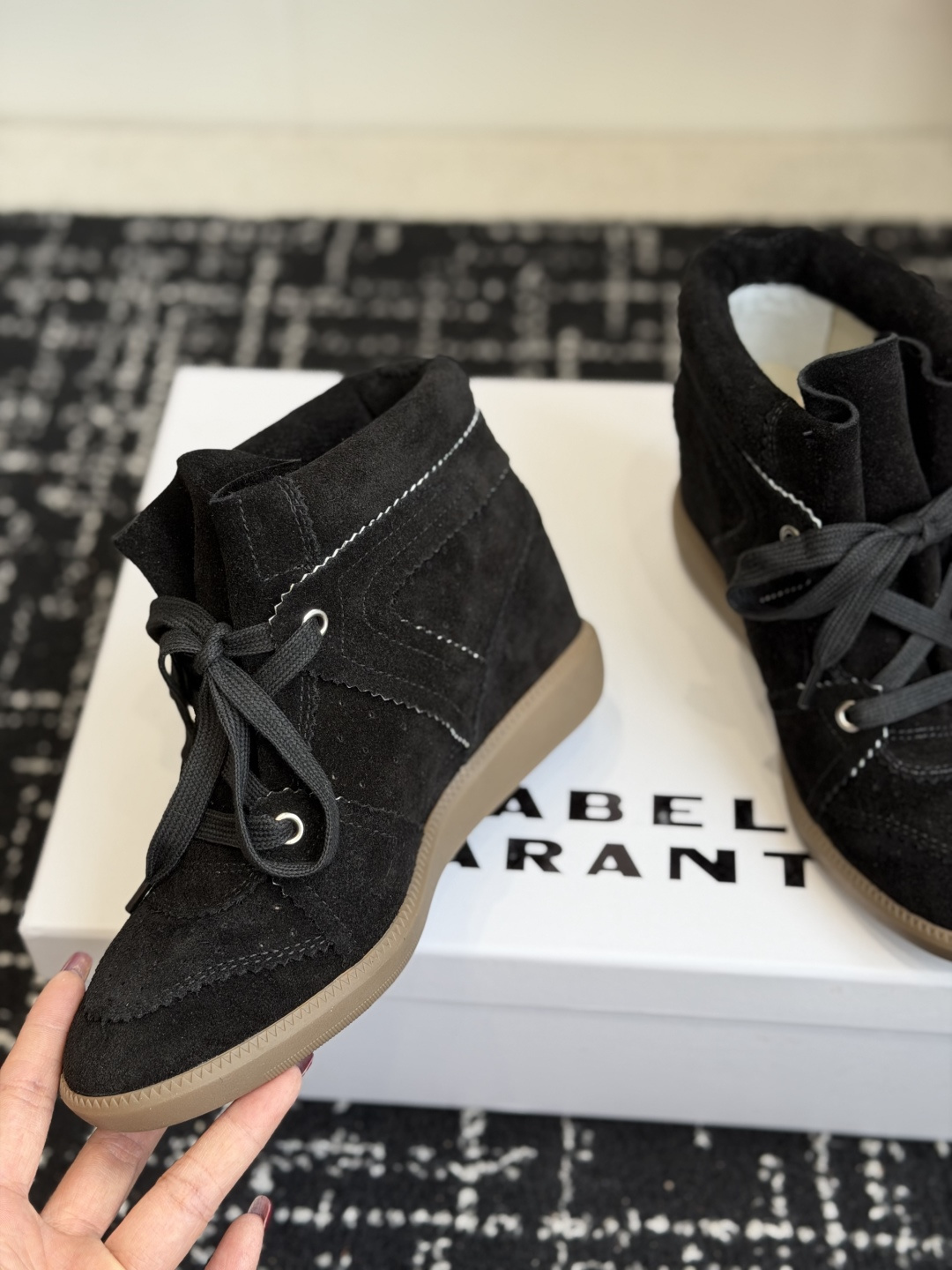 代购级 ISABEL MARANT 伊莎贝尔26ss款秋冬新款 高帮坡跟设计,非常显脚长,小腿曲线拉满,脚感特别舒适,随 代购级 ISABEL MARANT 伊莎贝尔26ss款秋冬新款 高帮坡跟设计,非常显脚长,小腿曲线拉满,脚感特别舒适,随