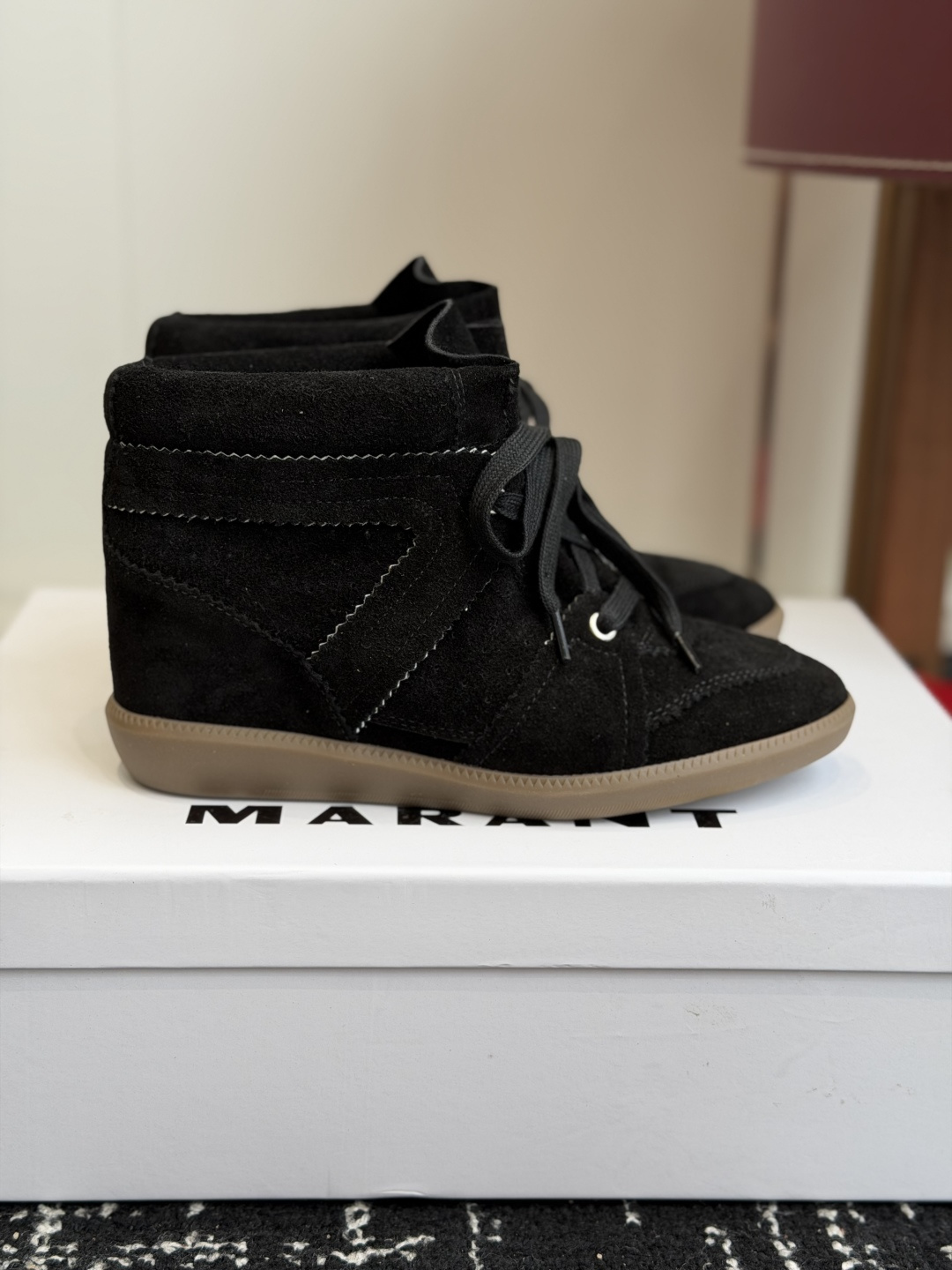 代购级 ISABEL MARANT 伊莎贝尔26ss款秋冬新款 高帮坡跟设计,非常显脚长,小腿曲线拉满,脚感特别舒适,随 代购级 ISABEL MARANT 伊莎贝尔26ss款秋冬新款 高帮坡跟设计,非常显脚长,小腿曲线拉满,脚感特别舒适,随
