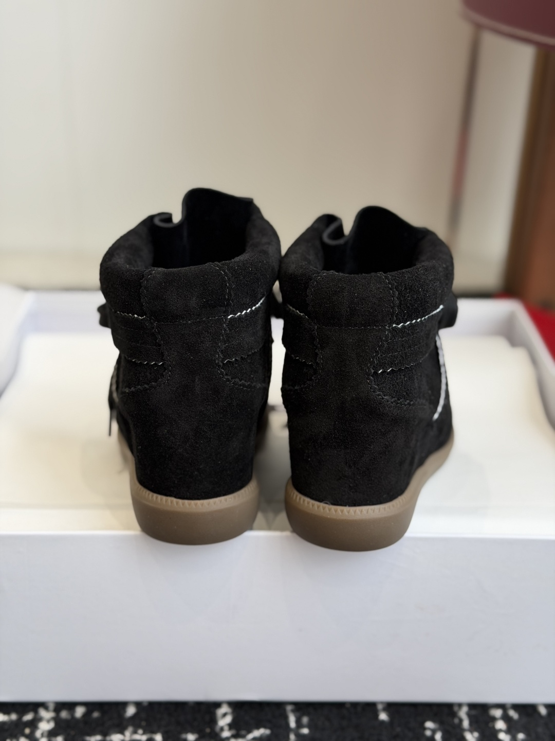 代购级 ISABEL MARANT 伊莎贝尔26ss款秋冬新款 高帮坡跟设计,非常显脚长,小腿曲线拉满,脚感特别舒适,随 代购级 ISABEL MARANT 伊莎贝尔26ss款秋冬新款 高帮坡跟设计,非常显脚长,小腿曲线拉满,脚感特别舒适,随