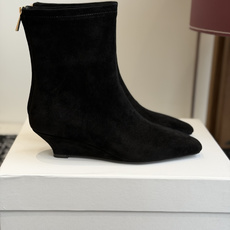 代购级 TheRow 26ss 秋冬短靴 后拉链款 坡跟短靴 THE ROW靴 是我今年买的最好的一双靴子,坡跟隐形增高 代购级 TheRow 26ss 秋冬短靴 后拉链款 坡跟短靴 THE ROW靴 是我今年买的最好的一双靴子,坡跟隐形增高