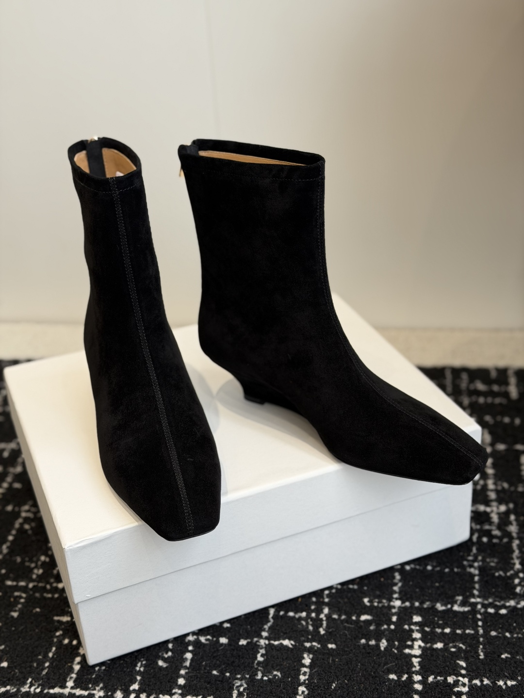 代购级 TheRow 26ss 秋冬短靴 后拉链款 坡跟短靴 THE ROW靴 是我今年买的最好的一双靴子,坡跟隐形增高 代购级 TheRow 26ss 秋冬短靴 后拉链款 坡跟短靴 THE ROW靴 是我今年买的最好的一双靴子,坡跟隐形增高