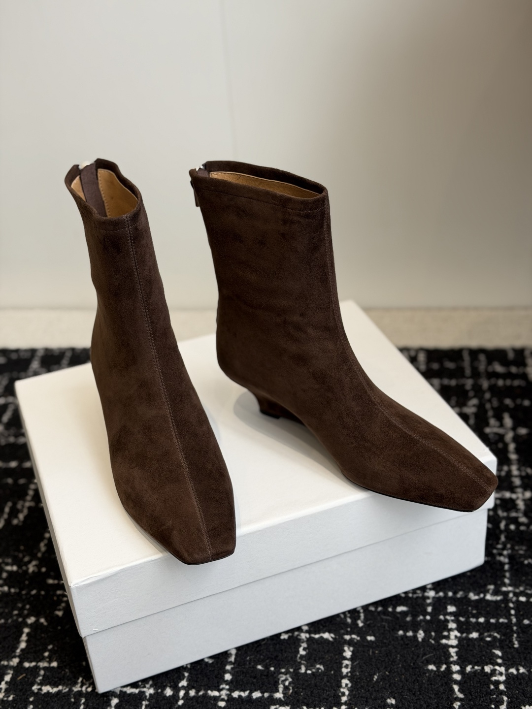 代购级 TheRow 26ss 秋冬短靴 后拉链款 坡跟短靴 THE ROW靴 是我今年买的最好的一双靴子,坡跟隐形增高 代购级 TheRow 26ss 秋冬短靴 后拉链款 坡跟短靴 THE ROW靴 是我今年买的最好的一双靴子,坡跟隐形增高
