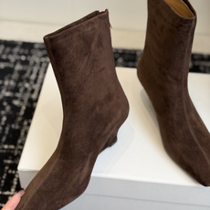 代购级 TheRow 26ss 秋冬短靴 后拉链款 坡跟短靴 THE ROW靴 是我今年买的最好的一双靴子,坡跟隐形增高 代购级 TheRow 26ss 秋冬短靴 后拉链款 坡跟短靴 THE ROW靴 是我今年买的最好的一双靴子,坡跟隐形增高