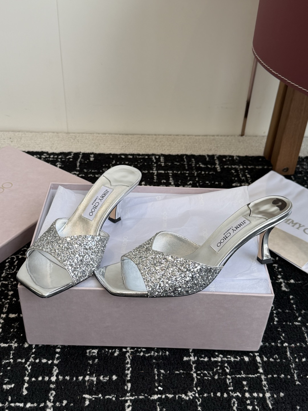 东莞代购级 水晶钻 拖鞋Jimmy Choo 26ss经典款 重逢惊艳 优雅邂逅 碰撞之美 时尚国外博主同款街拍推荐 造 东莞代购级 水晶钻 拖鞋Jimmy Choo 26ss经典款 重逢惊艳 优雅邂逅 碰撞之美 时尚国外博主同款街拍推荐 造