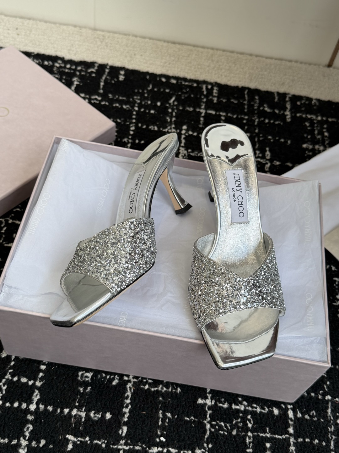 东莞代购级 水晶钻 拖鞋Jimmy Choo 26ss经典款 重逢惊艳 优雅邂逅 碰撞之美 时尚国外博主同款街拍推荐 造 东莞代购级 水晶钻 拖鞋Jimmy Choo 26ss经典款 重逢惊艳 优雅邂逅 碰撞之美 时尚国外博主同款街拍推荐 造