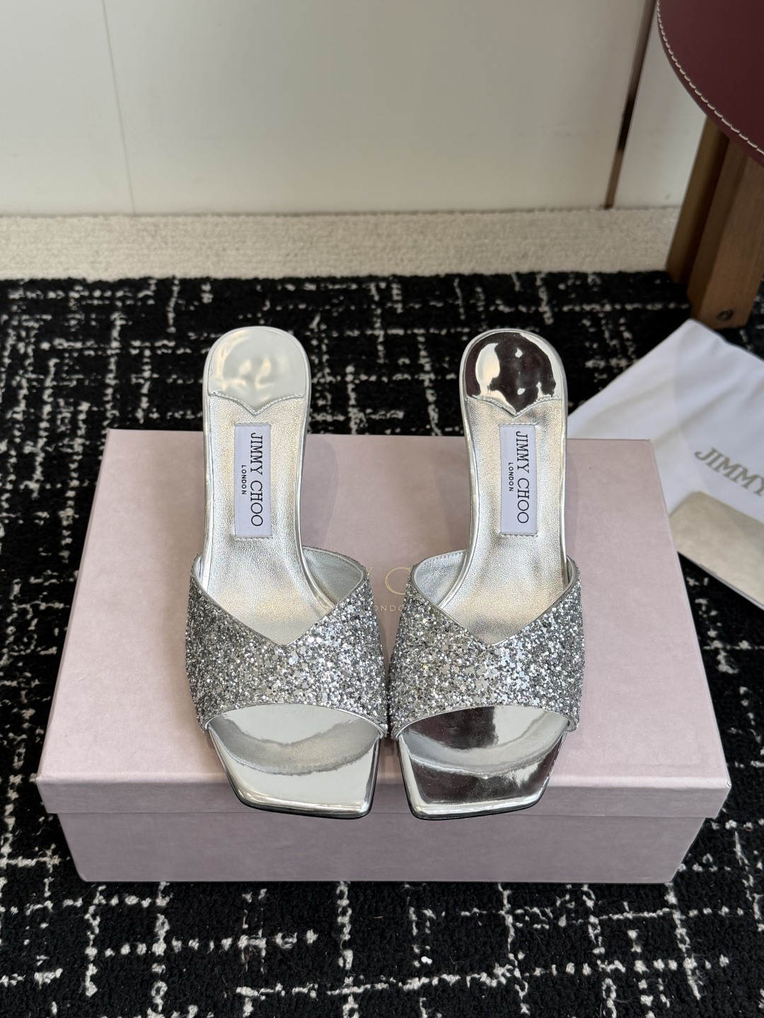 东莞代购级 水晶钻 拖鞋Jimmy Choo 26ss经典款 重逢惊艳 优雅邂逅 碰撞之美 时尚国外博主同款街拍推荐 造 东莞代购级 水晶钻 拖鞋Jimmy Choo 26ss经典款 重逢惊艳 优雅邂逅 碰撞之美 时尚国外博主同款街拍推荐 造