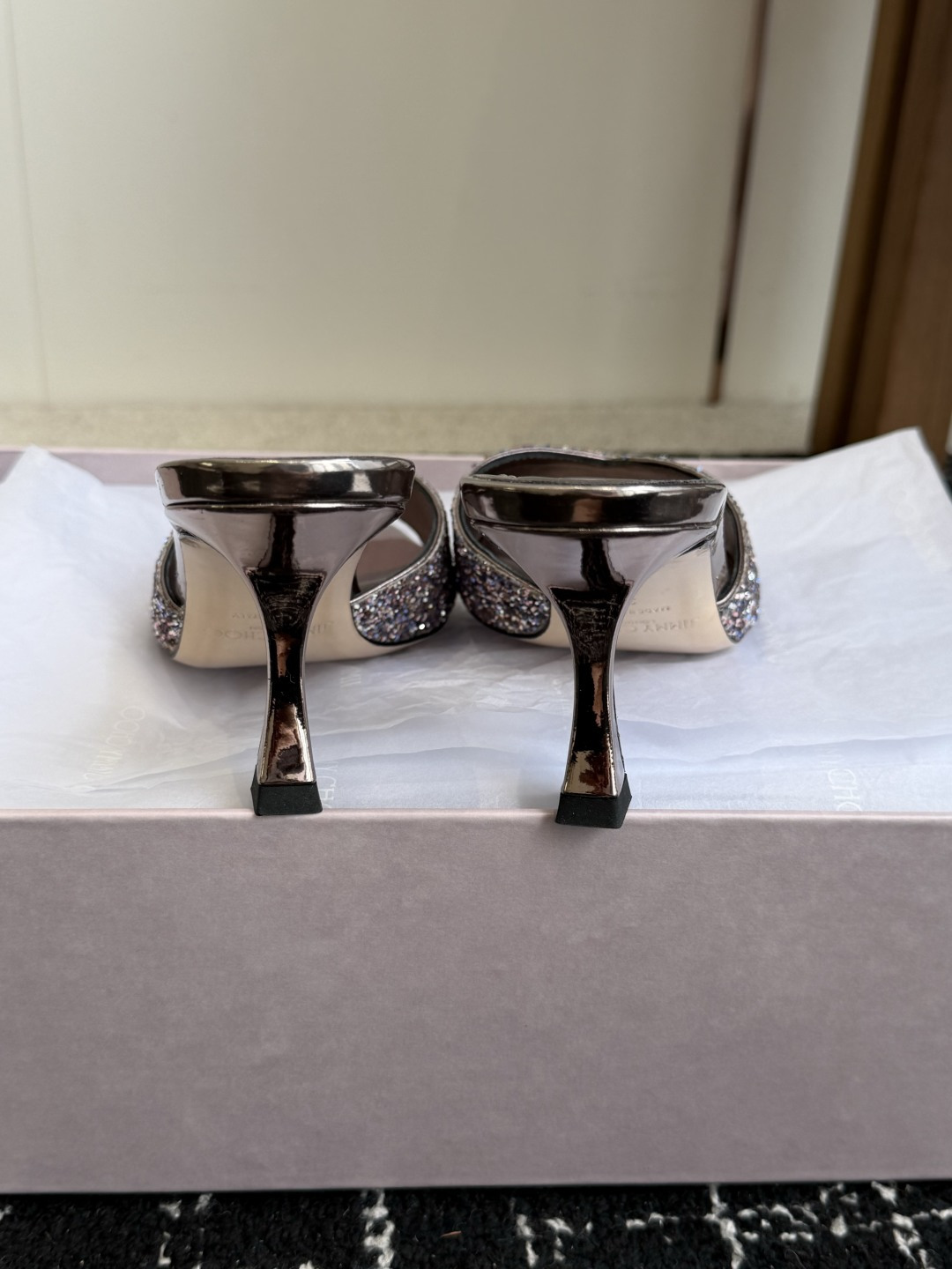 东莞代购级 水晶钻 拖鞋Jimmy Choo 26ss经典款 重逢惊艳 优雅邂逅 碰撞之美 时尚国外博主同款街拍推荐 造