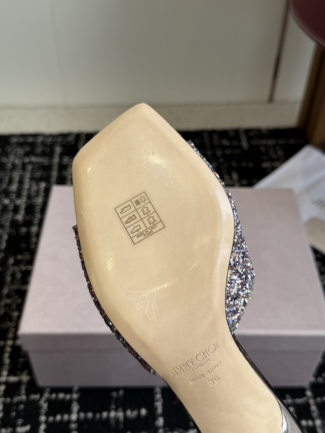 东莞代购级 水晶钻 拖鞋Jimmy Choo 26ss经典款 重逢惊艳 优雅邂逅 碰撞之美 时尚国外博主同款街拍推荐 造