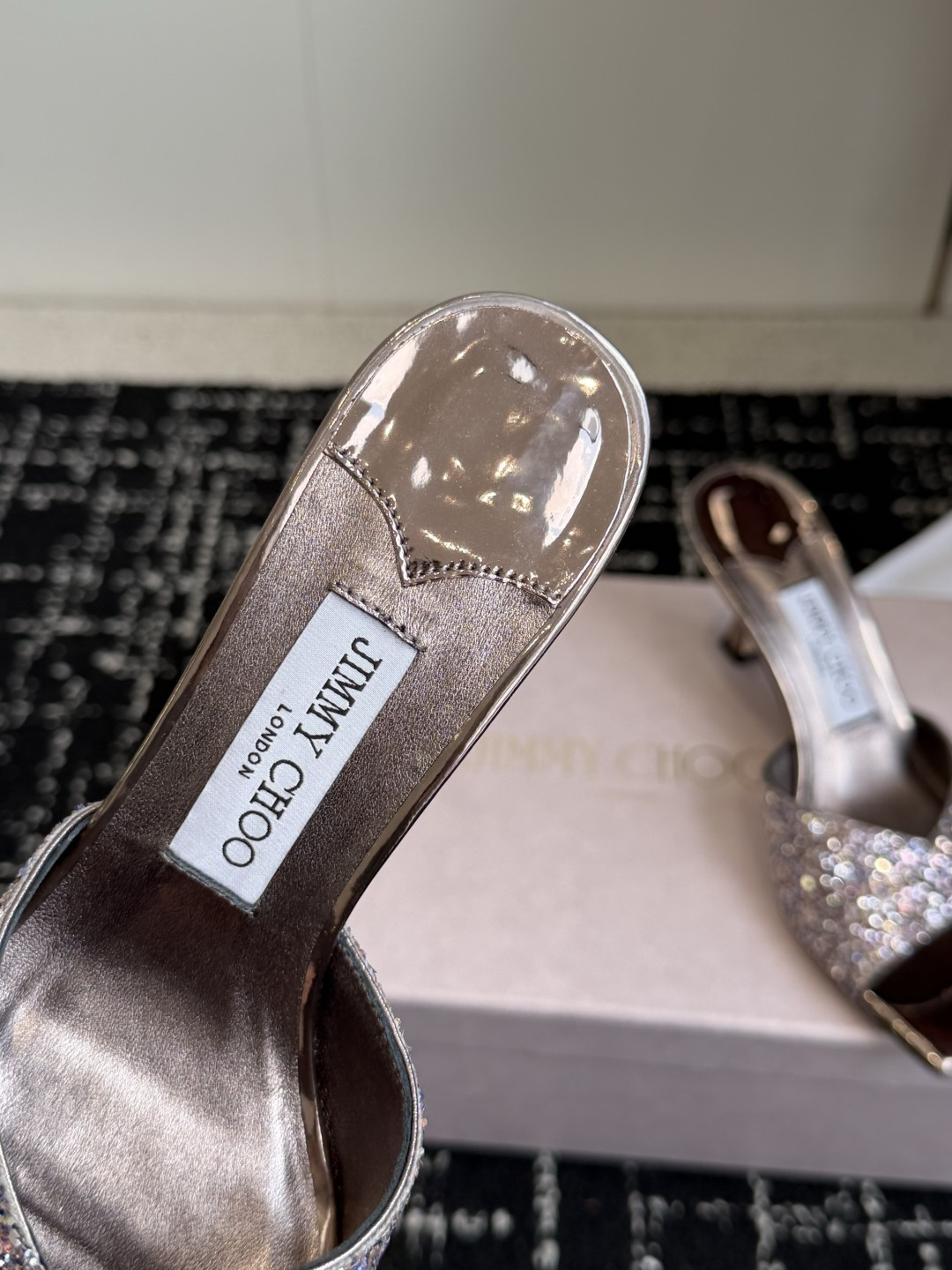东莞代购级 水晶钻 拖鞋Jimmy Choo 26ss经典款 重逢惊艳 优雅邂逅 碰撞之美 时尚国外博主同款街拍推荐 造