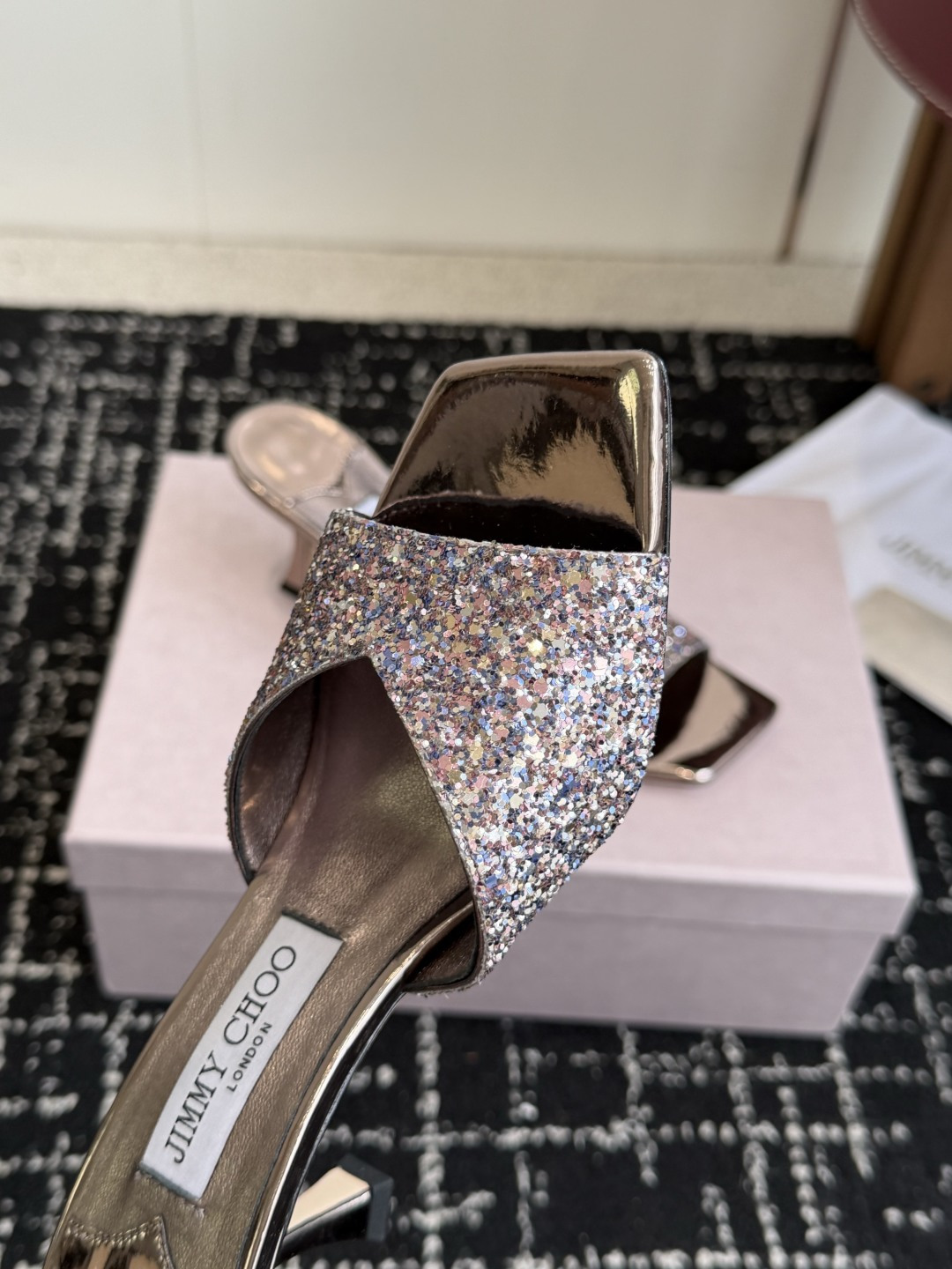 东莞代购级 水晶钻 拖鞋Jimmy Choo 26ss经典款 重逢惊艳 优雅邂逅 碰撞之美 时尚国外博主同款街拍推荐 造