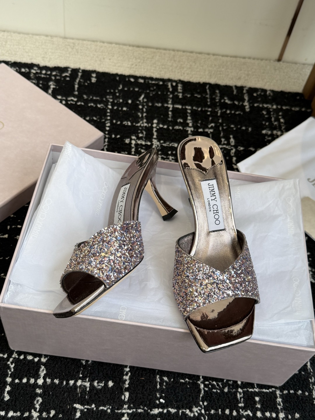 东莞代购级 水晶钻 拖鞋Jimmy Choo 26ss经典款 重逢惊艳 优雅邂逅 碰撞之美 时尚国外博主同款街拍推荐 造