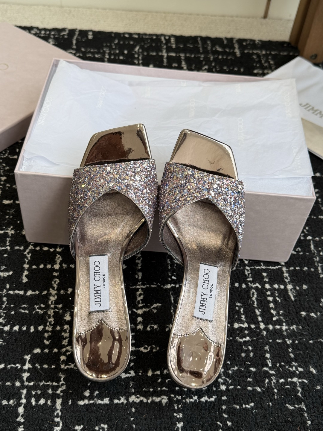 东莞代购级 水晶钻 拖鞋Jimmy Choo 26ss经典款 重逢惊艳 优雅邂逅 碰撞之美 时尚国外博主同款街拍推荐 造