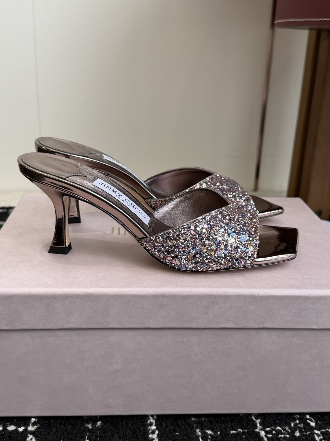 东莞代购级 水晶钻 拖鞋Jimmy Choo 26ss经典款 重逢惊艳 优雅邂逅 碰撞之美 时尚国外博主同款街拍推荐 造