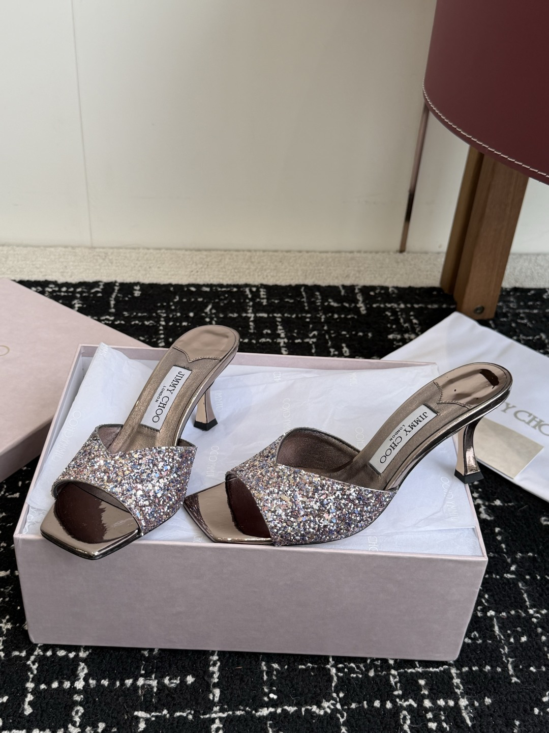 东莞代购级 水晶钻 拖鞋Jimmy Choo 26ss经典款 重逢惊艳 优雅邂逅 碰撞之美 时尚国外博主同款街拍推荐 造
