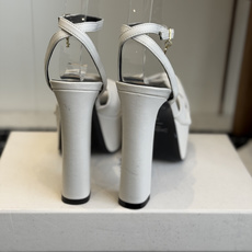 代购级 Saint LaurentYSL 26ss最新走秀时装 水台高跟鞋 顶级品质 轻奢而不累脚、上脚可随意搭配春夏的 代购级 Saint LaurentYSL 26ss最新走秀时装 水台高跟鞋 顶级品质 轻奢而不累脚、上脚可随意搭配春夏的