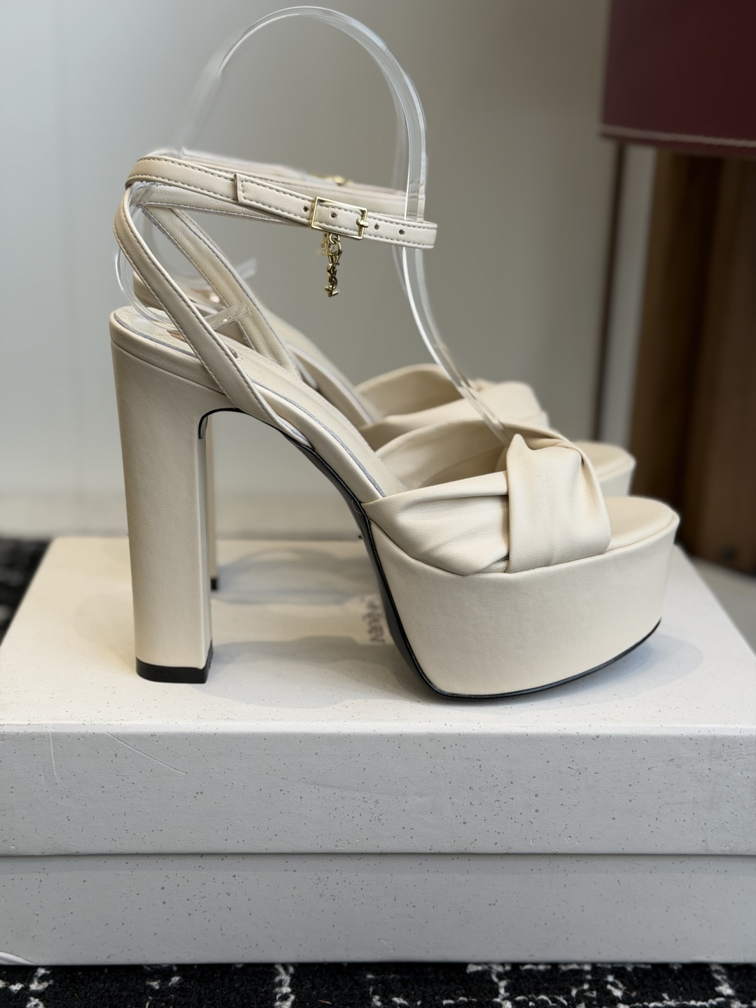 代购级 Saint LaurentYSL 26ss最新走秀时装 水台高跟鞋 顶级品质 轻奢而不累脚、上脚可随意搭配春夏的 代购级 Saint LaurentYSL 26ss最新走秀时装 水台高跟鞋 顶级品质 轻奢而不累脚、上脚可随意搭配春夏的