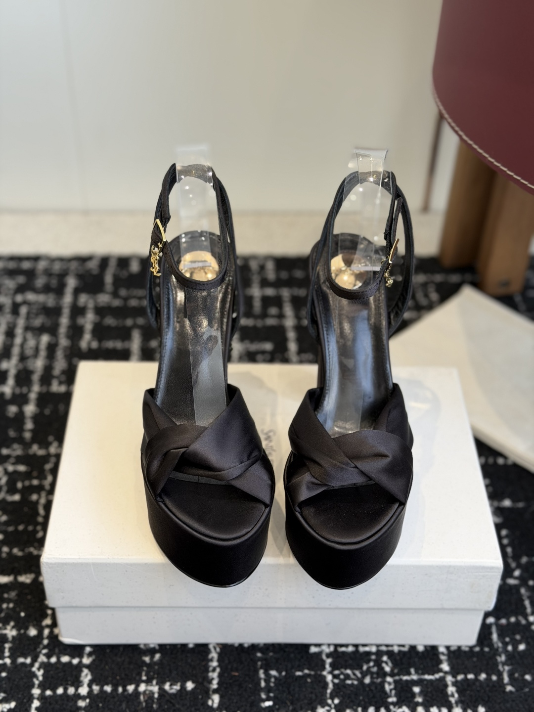 代购级 Saint LaurentYSL 26ss最新走秀时装 水台高跟鞋 顶级品质 轻奢而不累脚、上脚可随意搭配春夏的 代购级 Saint LaurentYSL 26ss最新走秀时装 水台高跟鞋 顶级品质 轻奢而不累脚、上脚可随意搭配春夏的