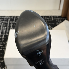代购级 Saint LaurentYSL 26ss最新走秀时装 水台高跟鞋 顶级品质 轻奢而不累脚、上脚可随意搭配春夏的 代购级 Saint LaurentYSL 26ss最新走秀时装 水台高跟鞋 顶级品质 轻奢而不累脚、上脚可随意搭配春夏的