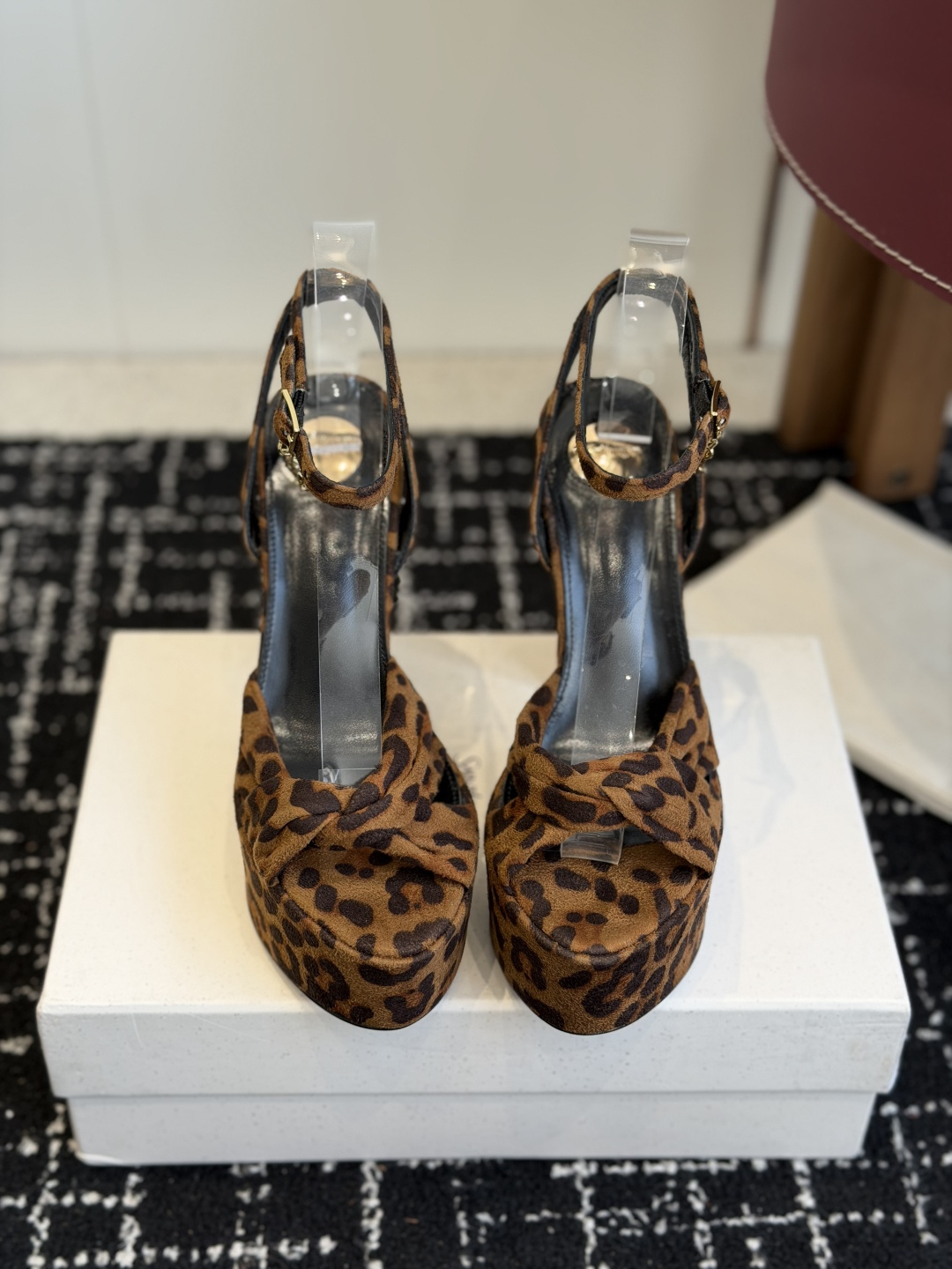代购级 Saint LaurentYSL 26ss最新走秀时装 水台高跟鞋 顶级品质 轻奢而不累脚、上脚可随意搭配春夏的 代购级 Saint LaurentYSL 26ss最新走秀时装 水台高跟鞋 顶级品质 轻奢而不累脚、上脚可随意搭配春夏的