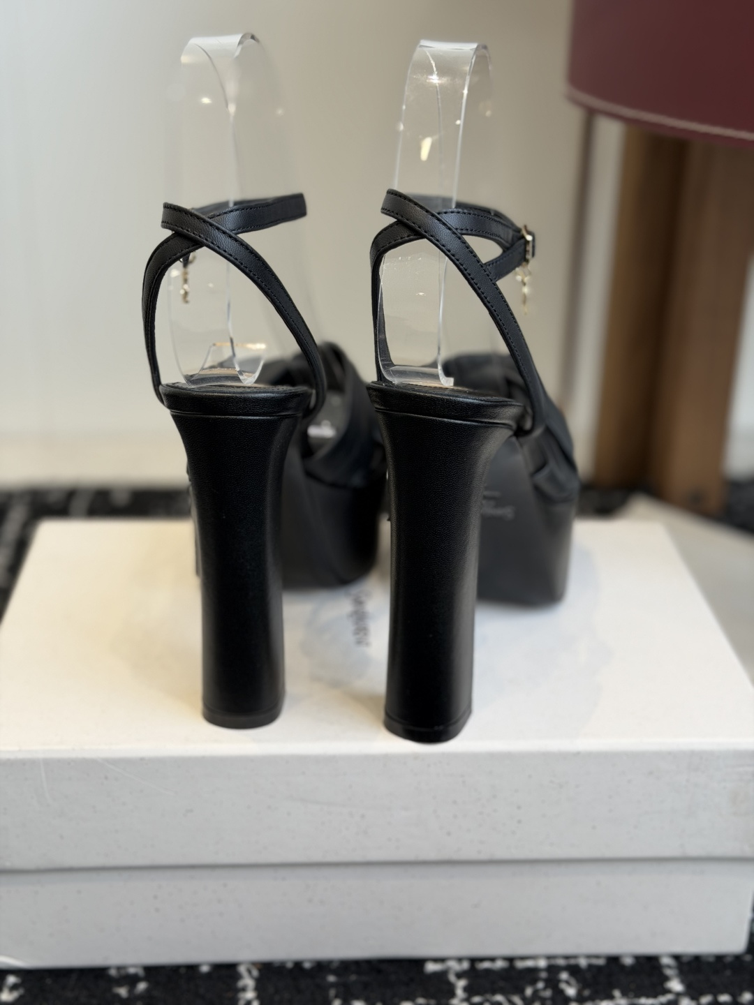 代购级 Saint LaurentYSL 26ss最新走秀时装 水台高跟鞋 顶级品质 轻奢而不累脚、上脚可随意搭配春夏的 代购级 Saint LaurentYSL 26ss最新走秀时装 水台高跟鞋 顶级品质 轻奢而不累脚、上脚可随意搭配春夏的