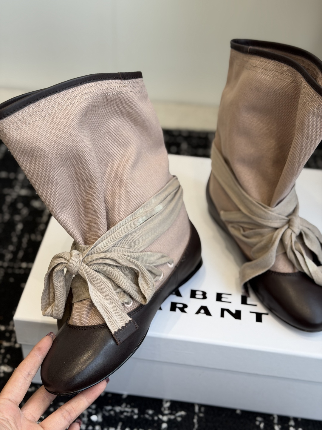 代购级 Isabel Marant 伊莎贝尔 26ss 少女感 一眼就心动 一脚蹬平底短靴 isabel mara 代购级 Isabel Marant 伊莎贝尔 26ss 少女感 一眼就心动 一脚蹬平底短靴 isabel mara