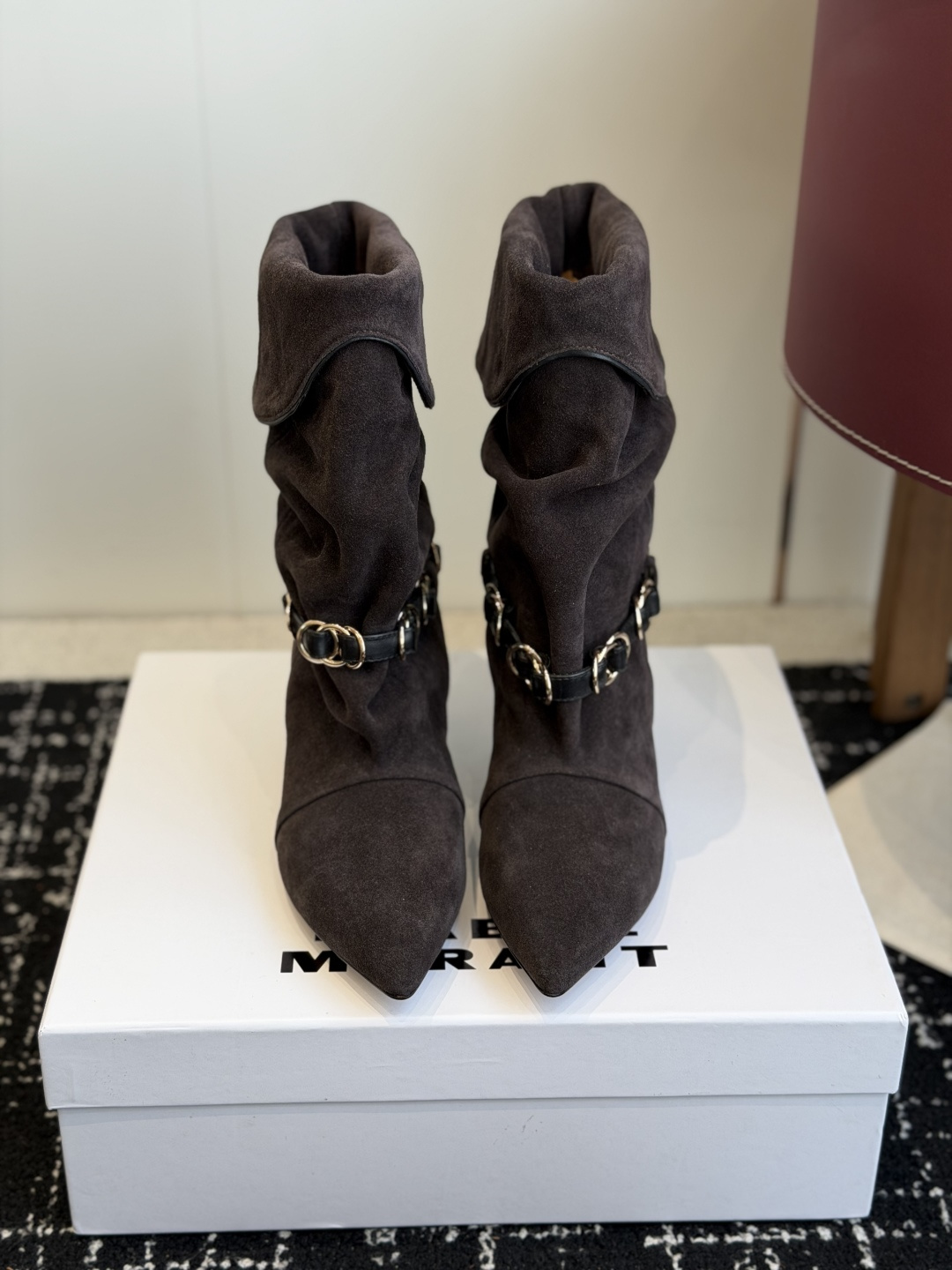 代购级 Isabel Marant 伊莎贝尔 26ss 尖头细跟短靴 一脚蹬细跟短靴,金属环扣点缀短靴腰身,时尚感满满 代购级 Isabel Marant 伊莎贝尔 26ss 尖头细跟短靴 一脚蹬细跟短靴,金属环扣点缀短靴腰身,时尚感满满