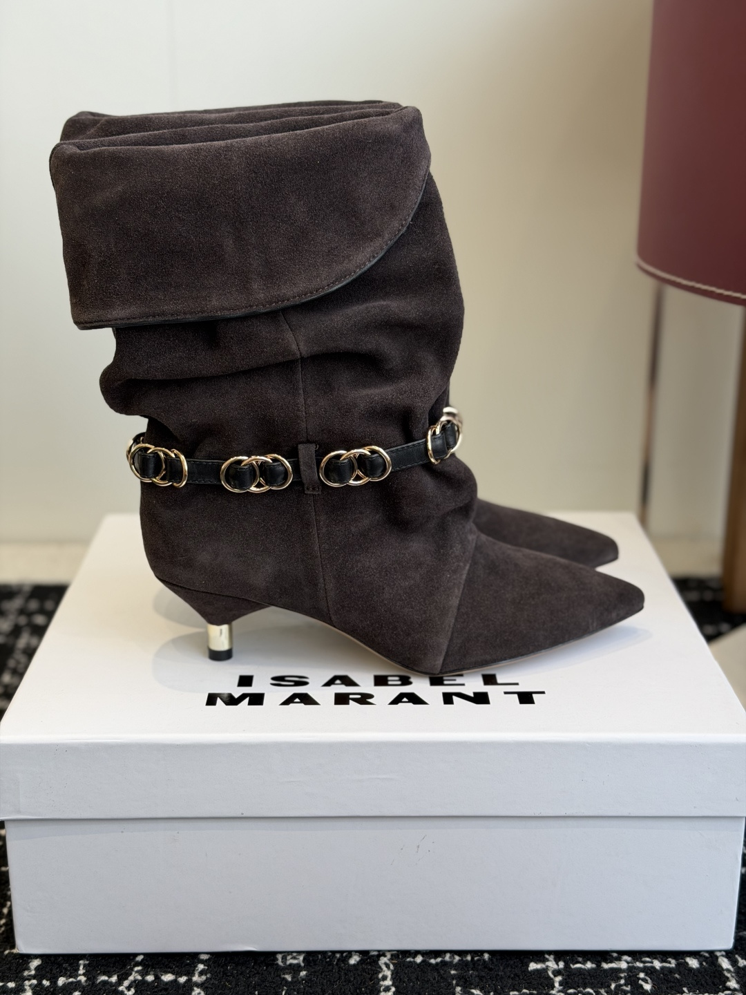 代购级 Isabel Marant 伊莎贝尔 26ss 尖头细跟短靴 一脚蹬细跟短靴,金属环扣点缀短靴腰身,时尚感满满 代购级 Isabel Marant 伊莎贝尔 26ss 尖头细跟短靴 一脚蹬细跟短靴,金属环扣点缀短靴腰身,时尚感满满