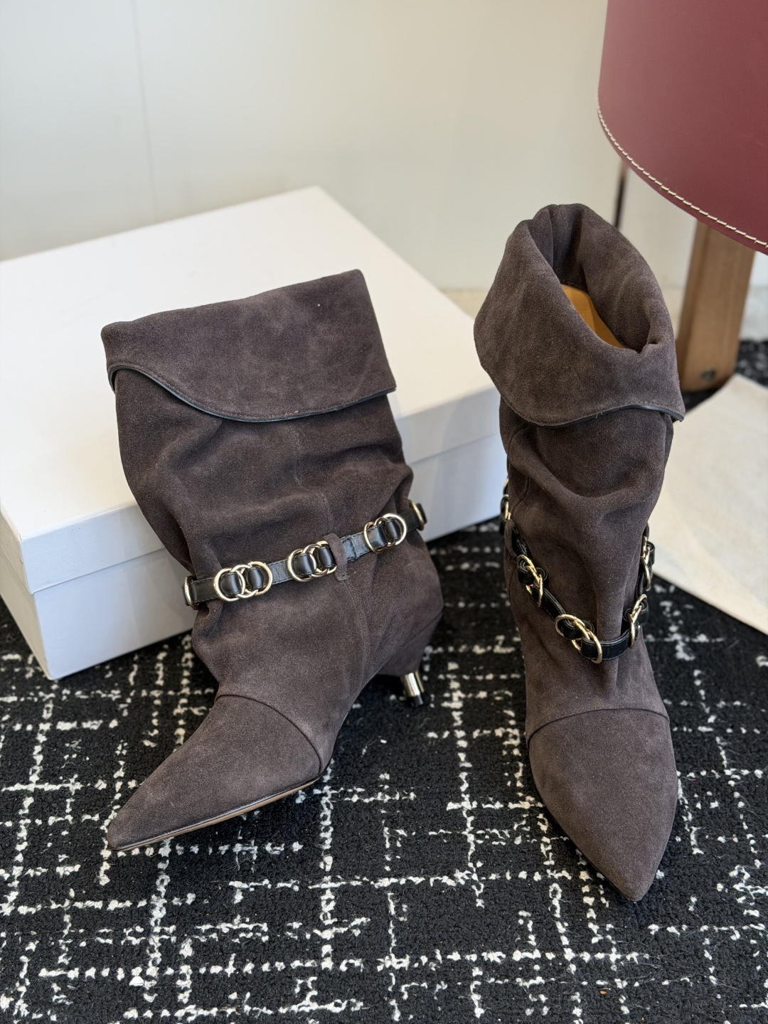 代购级 Isabel Marant 伊莎贝尔 26ss 尖头细跟短靴 一脚蹬细跟短靴,金属环扣点缀短靴腰身,时尚感满满 代购级 Isabel Marant 伊莎贝尔 26ss 尖头细跟短靴 一脚蹬细跟短靴,金属环扣点缀短靴腰身,时尚感满满