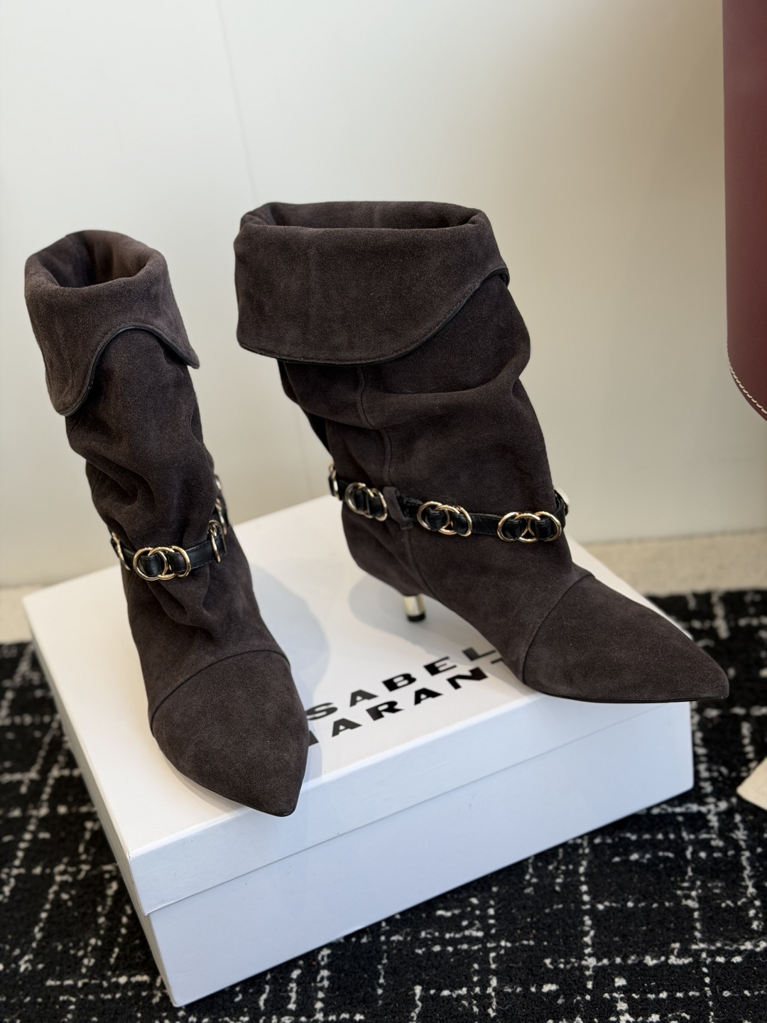 代购级 Isabel Marant 伊莎贝尔 26ss 尖头细跟短靴 一脚蹬细跟短靴,金属环扣点缀短靴腰身,时尚感满满 代购级 Isabel Marant 伊莎贝尔 26ss 尖头细跟短靴 一脚蹬细跟短靴,金属环扣点缀短靴腰身,时尚感满满