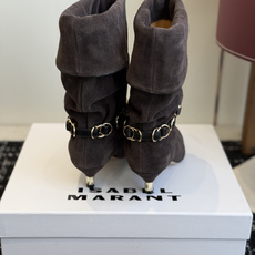 代购级 Isabel Marant 伊莎贝尔 26ss 尖头细跟短靴 一脚蹬细跟短靴,金属环扣点缀短靴腰身,时尚感满满 代购级 Isabel Marant 伊莎贝尔 26ss 尖头细跟短靴 一脚蹬细跟短靴,金属环扣点缀短靴腰身,时尚感满满