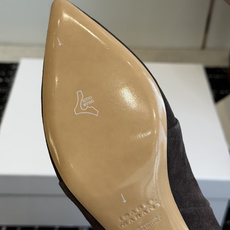 代购级 Isabel Marant 伊莎贝尔 26ss 尖头细跟短靴 一脚蹬细跟短靴,金属环扣点缀短靴腰身,时尚感满满 代购级 Isabel Marant 伊莎贝尔 26ss 尖头细跟短靴 一脚蹬细跟短靴,金属环扣点缀短靴腰身,时尚感满满