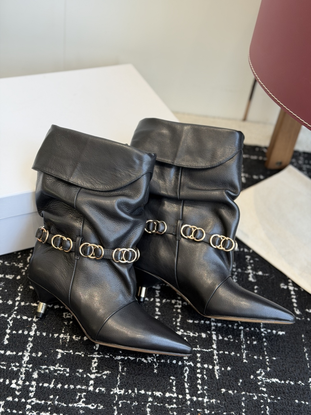 代购级 Isabel Marant 伊莎贝尔 26ss 尖头细跟短靴 一脚蹬细跟短靴,金属环扣点缀短靴腰身,时尚感满满 代购级 Isabel Marant 伊莎贝尔 26ss 尖头细跟短靴 一脚蹬细跟短靴,金属环扣点缀短靴腰身,时尚感满满