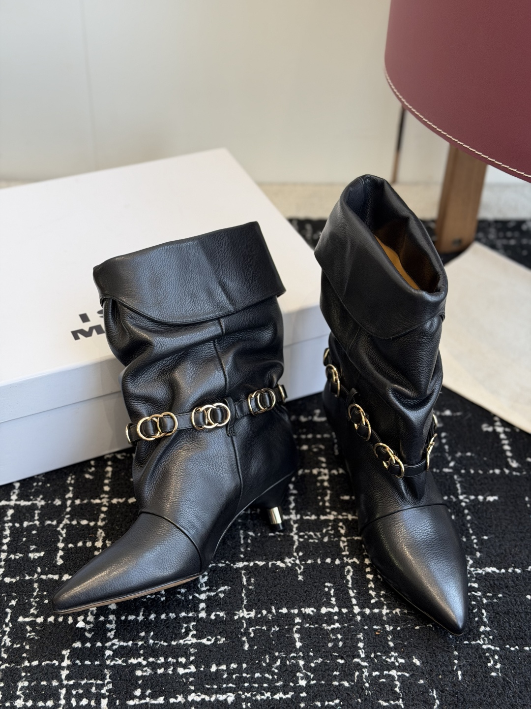 代购级 Isabel Marant 伊莎贝尔 26ss 尖头细跟短靴 一脚蹬细跟短靴,金属环扣点缀短靴腰身,时尚感满满 代购级 Isabel Marant 伊莎贝尔 26ss 尖头细跟短靴 一脚蹬细跟短靴,金属环扣点缀短靴腰身,时尚感满满