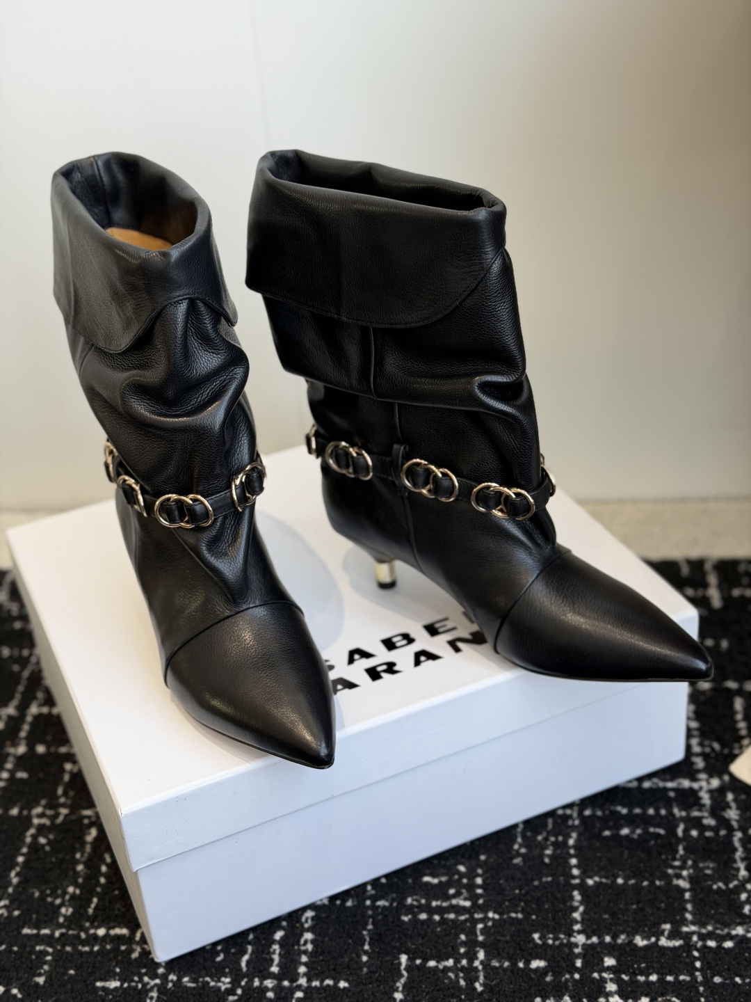 代购级 Isabel Marant 伊莎贝尔 26ss 尖头细跟短靴 一脚蹬细跟短靴,金属环扣点缀短靴腰身,时尚感满满 代购级 Isabel Marant 伊莎贝尔 26ss 尖头细跟短靴 一脚蹬细跟短靴,金属环扣点缀短靴腰身,时尚感满满