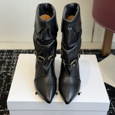 代购级 Isabel Marant 伊莎贝尔 26ss 尖头细跟短靴 一脚蹬细跟短靴,金属环扣点缀短靴腰身,时尚感满满 代购级 Isabel Marant 伊莎贝尔 26ss 尖头细跟短靴 一脚蹬细跟短靴,金属环扣点缀短靴腰身,时尚感满满
