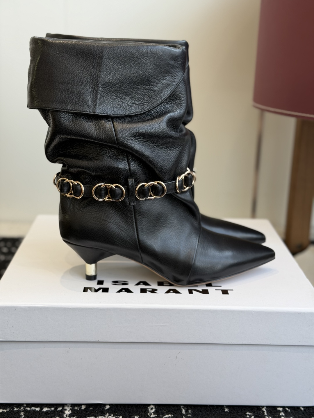 代购级 Isabel Marant 伊莎贝尔 26ss 尖头细跟短靴 一脚蹬细跟短靴,金属环扣点缀短靴腰身,时尚感满满 代购级 Isabel Marant 伊莎贝尔 26ss 尖头细跟短靴 一脚蹬细跟短靴,金属环扣点缀短靴腰身,时尚感满满