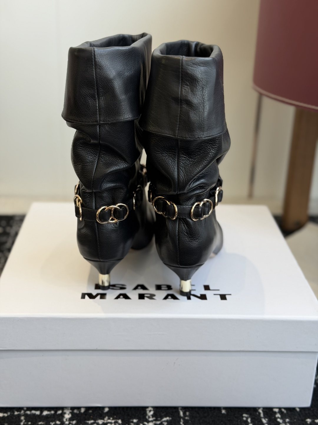 代购级 Isabel Marant 伊莎贝尔 26ss 尖头细跟短靴 一脚蹬细跟短靴,金属环扣点缀短靴腰身,时尚感满满 代购级 Isabel Marant 伊莎贝尔 26ss 尖头细跟短靴 一脚蹬细跟短靴,金属环扣点缀短靴腰身,时尚感满满
