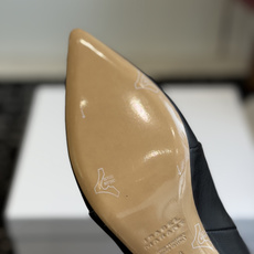 代购级 Isabel Marant 伊莎贝尔 26ss 尖头细跟短靴 一脚蹬细跟短靴,金属环扣点缀短靴腰身,时尚感满满 代购级 Isabel Marant 伊莎贝尔 26ss 尖头细跟短靴 一脚蹬细跟短靴,金属环扣点缀短靴腰身,时尚感满满
