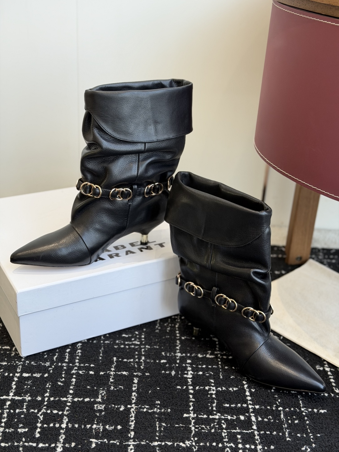代购级 Isabel Marant 伊莎贝尔 26ss 尖头细跟短靴 一脚蹬细跟短靴,金属环扣点缀短靴腰身,时尚感满满 代购级 Isabel Marant 伊莎贝尔 26ss 尖头细跟短靴 一脚蹬细跟短靴,金属环扣点缀短靴腰身,时尚感满满