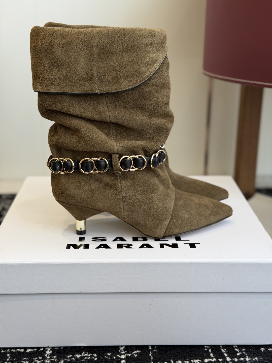 代购级 Isabel Marant 伊莎贝尔 26ss 尖头细跟短靴 一脚蹬细跟短靴,金属环扣点缀短靴腰身,时尚感满满 代购级 Isabel Marant 伊莎贝尔 26ss 尖头细跟短靴 一脚蹬细跟短靴,金属环扣点缀短靴腰身,时尚感满满