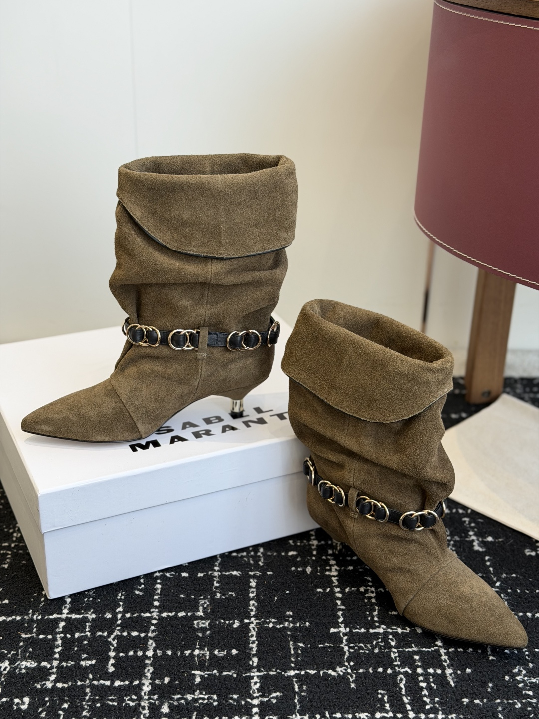 代购级 Isabel Marant 伊莎贝尔 26ss 尖头细跟短靴 一脚蹬细跟短靴,金属环扣点缀短靴腰身,时尚感满满 代购级 Isabel Marant 伊莎贝尔 26ss 尖头细跟短靴 一脚蹬细跟短靴,金属环扣点缀短靴腰身,时尚感满满