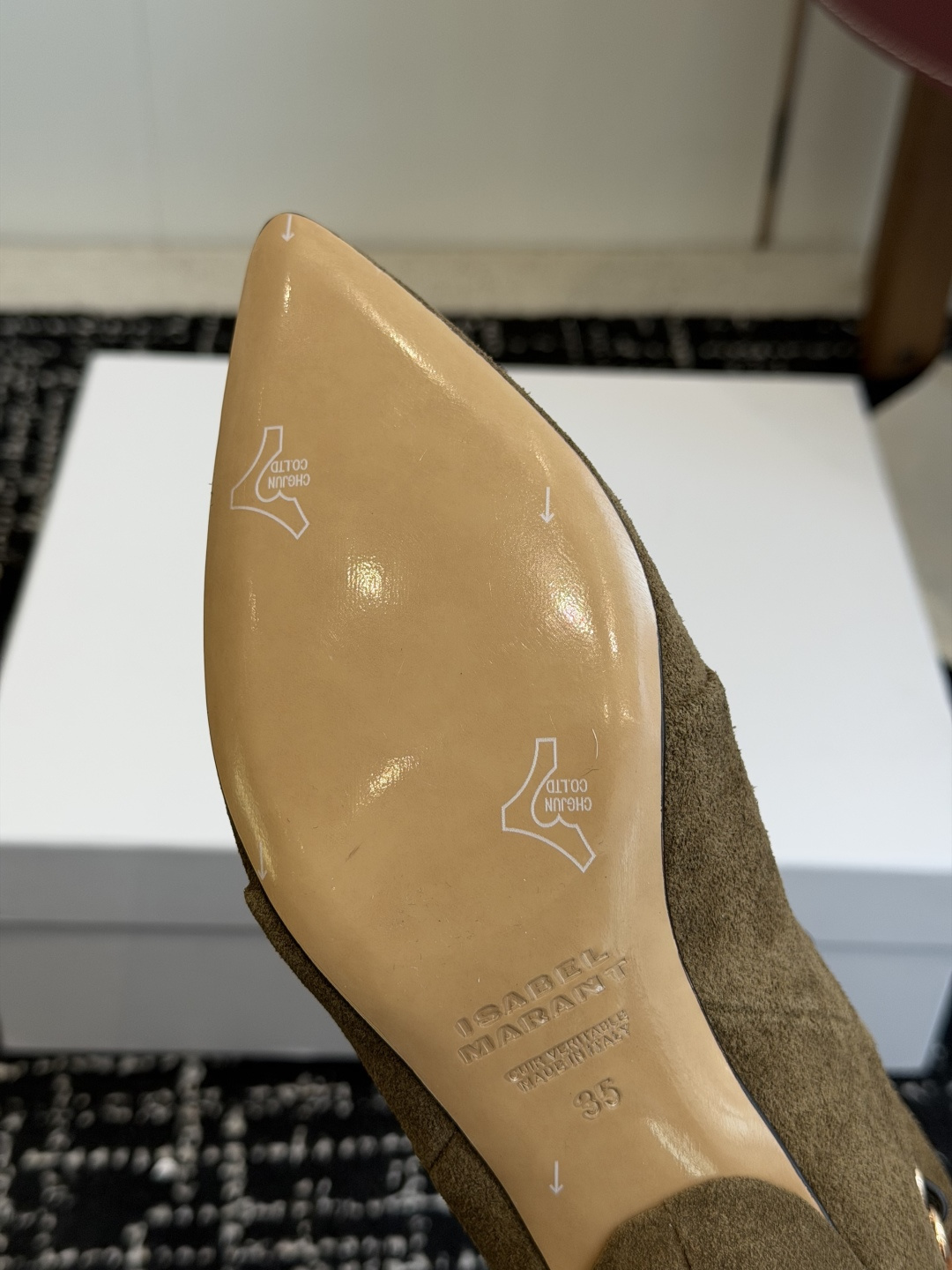 代购级 Isabel Marant 伊莎贝尔 26ss 尖头细跟短靴 一脚蹬细跟短靴,金属环扣点缀短靴腰身,时尚感满满 代购级 Isabel Marant 伊莎贝尔 26ss 尖头细跟短靴 一脚蹬细跟短靴,金属环扣点缀短靴腰身,时尚感满满