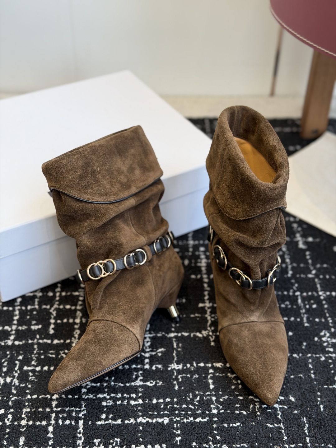 代购级 Isabel Marant 伊莎贝尔 26ss 尖头细跟短靴 一脚蹬细跟短靴,金属环扣点缀短靴腰身,时尚感满满 代购级 Isabel Marant 伊莎贝尔 26ss 尖头细跟短靴 一脚蹬细跟短靴,金属环扣点缀短靴腰身,时尚感满满