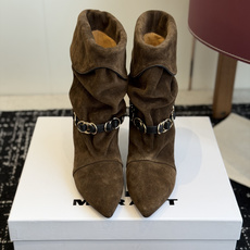代购级 Isabel Marant 伊莎贝尔 26ss 尖头细跟短靴 一脚蹬细跟短靴,金属环扣点缀短靴腰身,时尚感满满 代购级 Isabel Marant 伊莎贝尔 26ss 尖头细跟短靴 一脚蹬细跟短靴,金属环扣点缀短靴腰身,时尚感满满